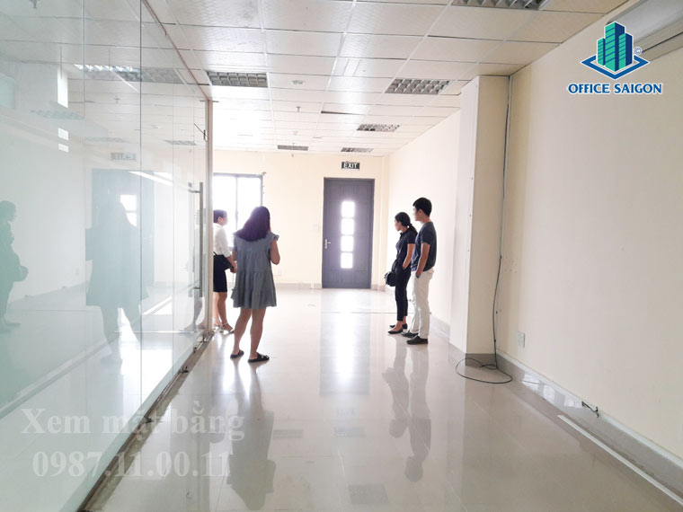 Quản lý tòa nhà VMG cùng nhân viên Office Saigon đang hỗ trợ khách xem mặt bằng