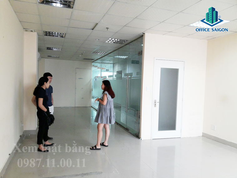 Quản lý tòa nhà văn phòng VMG đang cho khách xem 50m2 lầu 2 tại VMG building