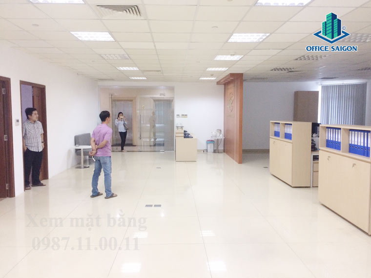 Nhân Viên Office Saigon hỗ trợ khách xem văn phòng tại Nam Sông Tiền tower