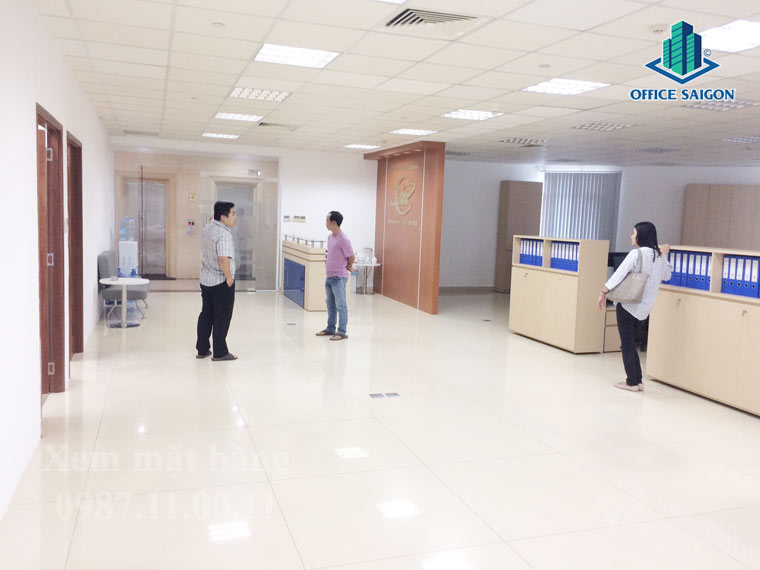 Quản lý đang hỗ trợ khách xem mặt bằng 210m2 lầu 5