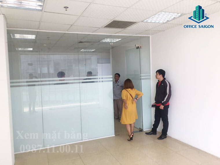 Nhân viên Office Saigon hỗ trợ khách xem mặt bằng tại Kim Xuân Gia Tower