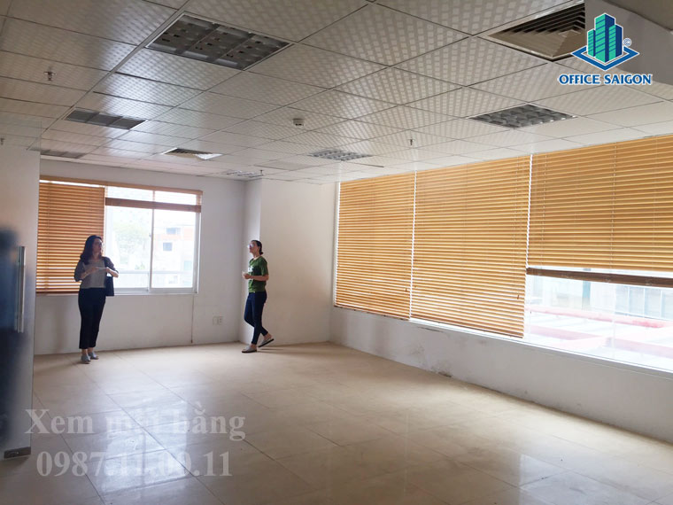 Quản lý đang hỗ trợ khách xem và chụp hình tại phòng 45m2 lầu 2