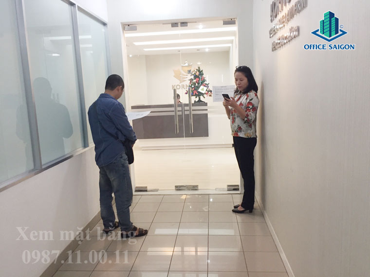 Khách hàng xem bản vẽ trước khi xem mặt bằng chính thức tại Yoco building