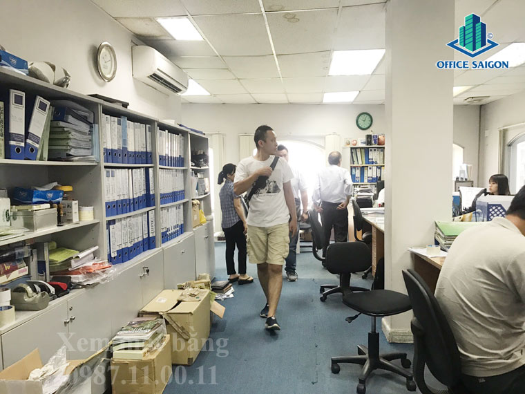 Nhân viên Office Saigon hỗ trợ khách xem mặt bằng tại IBC tower