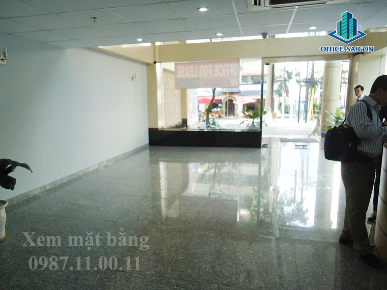 Từ sảnh tòa nhà Đakao Center view ra đường Mạc Đỉnh Chi