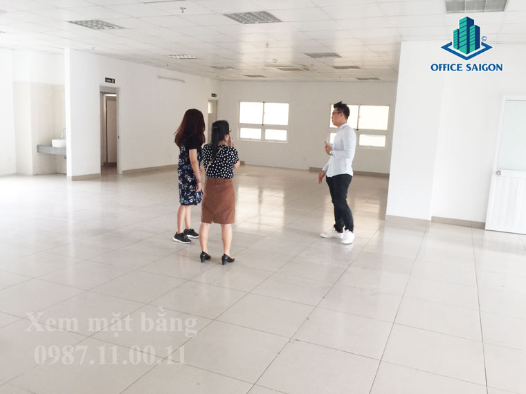 Nhân viên Office Saigon đang hỗ trợ khách xem mặt bằng tại Khánh Minh building