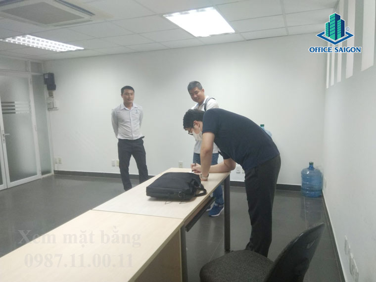 Khách hàng đang xem bản vẽ tòa nhà Saigon 3 building đường Nguyễn Văn Thủ