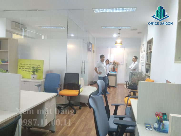 Nhân viên Office Saigon đang tư vấn khách hàng xem văn phòng tại Saigon 3 building