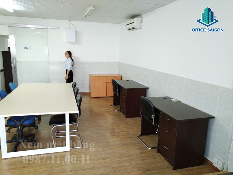 Khách hàng xem văn phòng tại Vietphone building quận 1