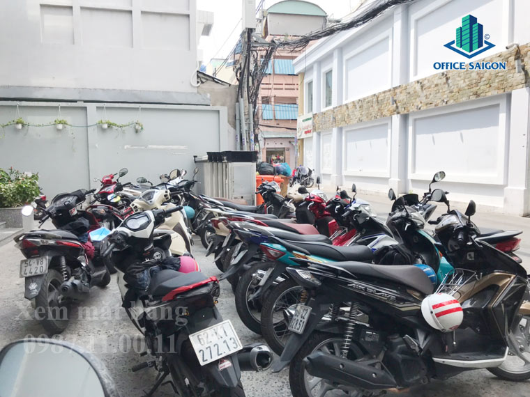 View sàn phía trước tòa nhà Viễn Đông building có thể đậu xe máy