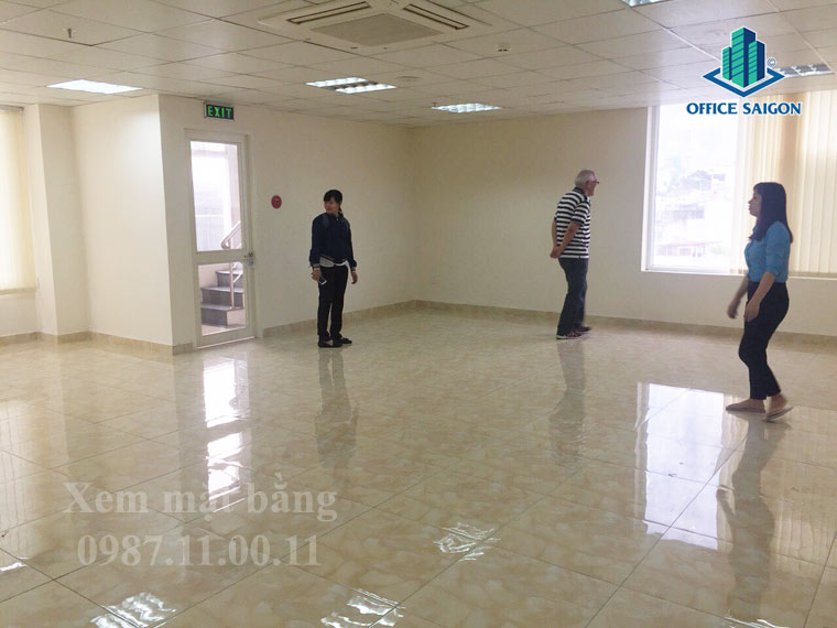 Một khách hàng khác người nước ngoài cũng đang coi lầu 5 TTA building dưới sự hỗ trợ của Office Saigon