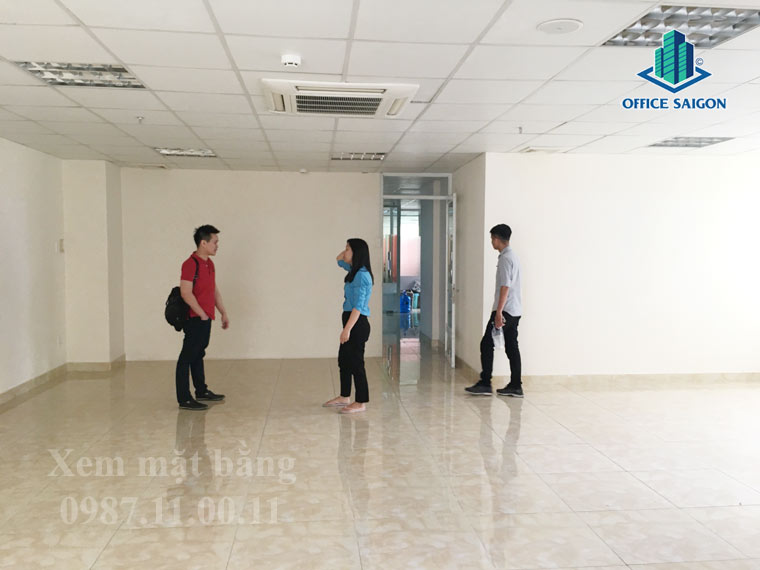 Nhân viên Office Saigon cùng quản lý tòa nhà TTA building hướng dẫn khách xem mặt bằng