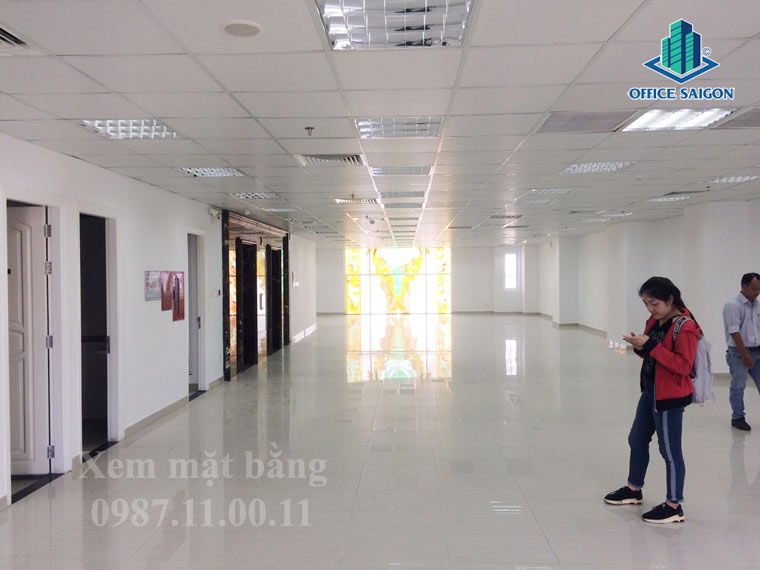 Một khách xem văn phòng đang đo hướng tại The Lion building