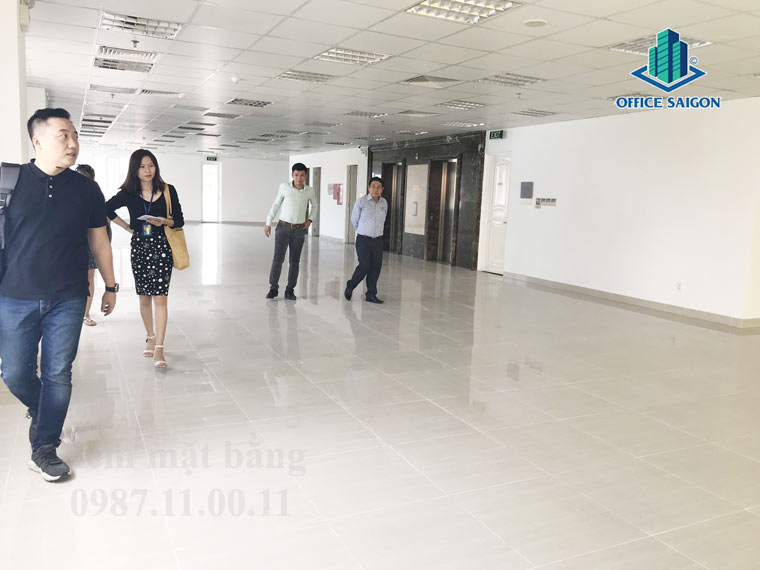 Nhân viên Office Saigon hỗ trợ khách xem mặt bằng tại The Lion building