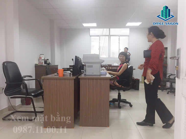 Nhân viên Office Saigon hỗ trợ khách xem mặt bằng tại Fimexco building