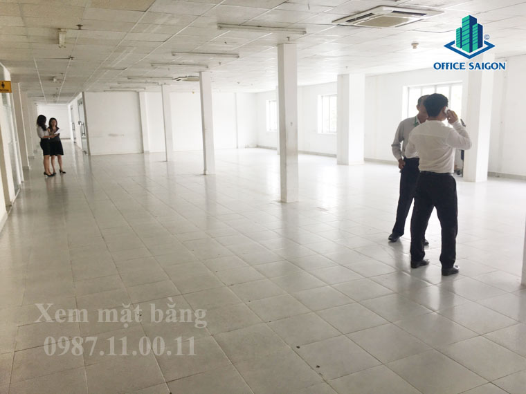 Nhân viên Office Saigon và quản lý 27B building hỗ trợ khách xem văn phòng