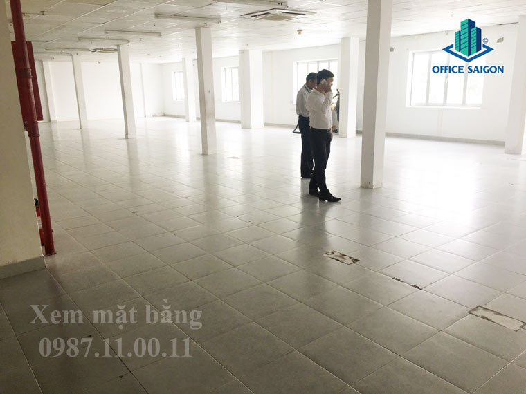 Nhân viên Office Saigon tư vấn khách xem mặt bằng tại 27B building