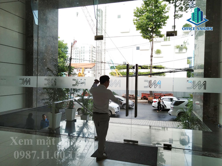 Từ sảnh tòa nhà NNC building view đường Nguyễn Đình Chiểu