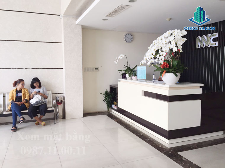 Khách hàng đợi quản lý hỗ trợ xem mặt bằng tại NNC building