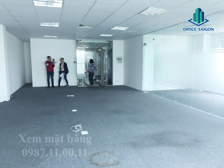 Nhân viên Office Saigon hỗ trợ khách xem mặt bằng tại NNC building
