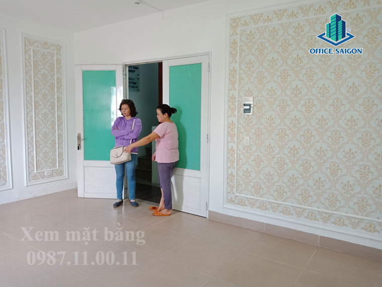 Quản lý tòa nhà đang hỗ trợ tư vấn khách xem mặt bằng tại Hoàng Đan building