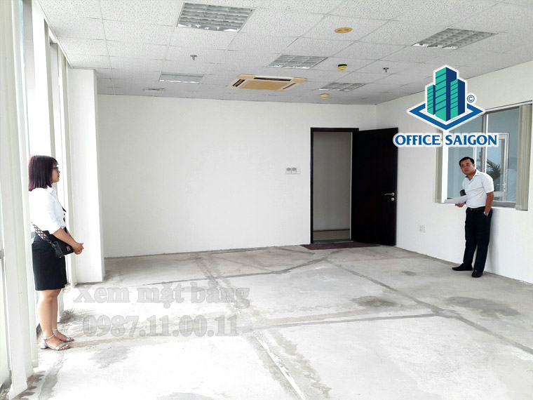 Nhân viên Office Saigon hỗ trợ khách tại Beautiful Saigon Tower quận 7