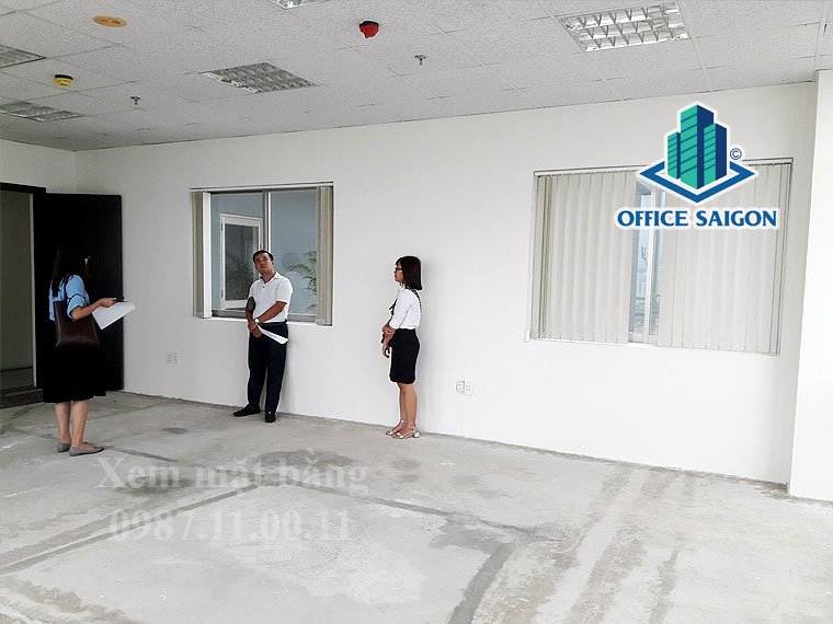 Khách và nhân viên Office Saigon xem diện tích trống tại Beautiful Saigon Tower quận 7