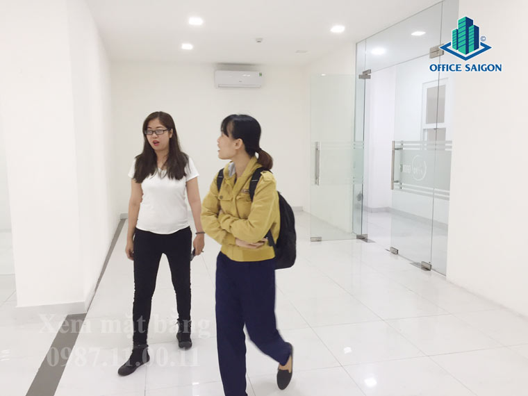 Nhân viên Office Saigon cùng quản lý Blue Diamond hỗ trợ khách xem mặt bằng