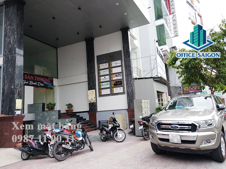 Bãi đậu xe trước văn phòng D-Town Office Building