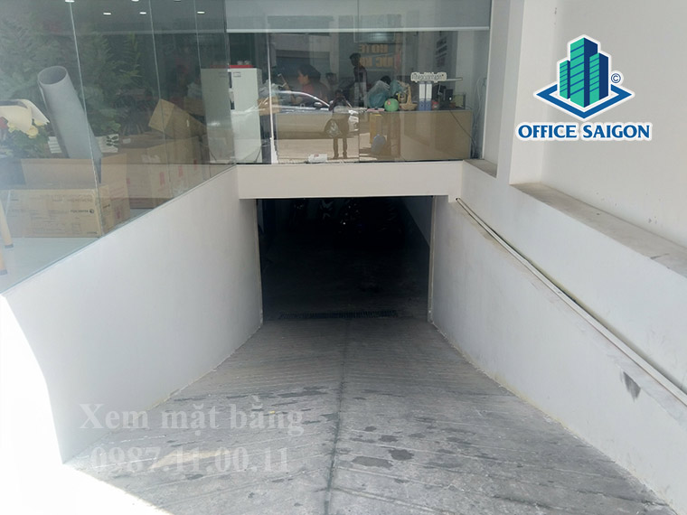 Lối xuống hầm giữ xe tại Mily Building quận 3