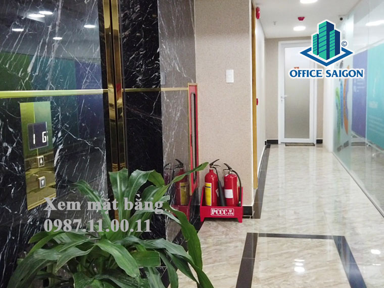 Lối đi ngoài hành lang giữ các văn phòng tại Emerald Central quận 3