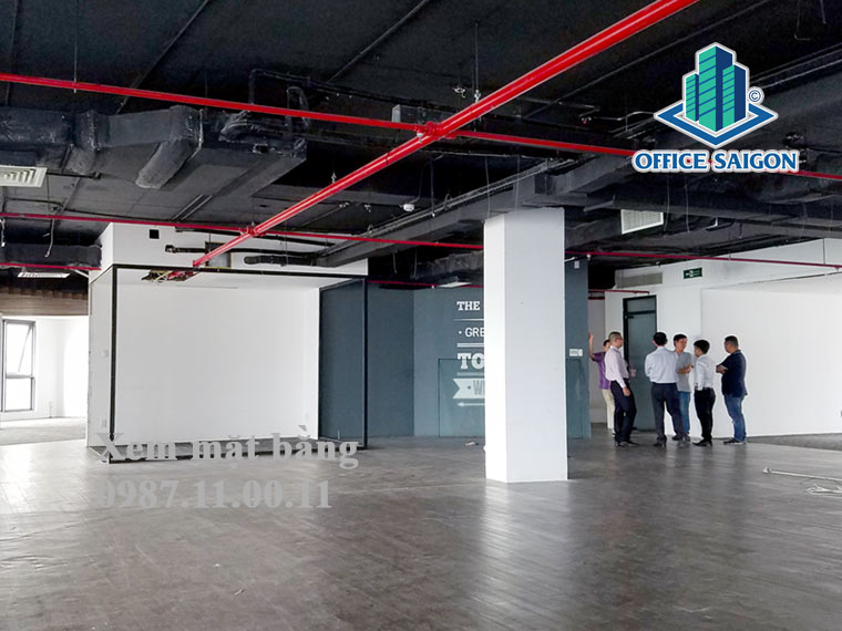 Nhân viên Office Saigon hỗ trợ khách xem diện tích thực tế tại Kova Office Center