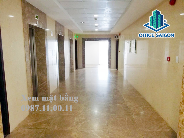 Hành lang thang máy rộng rãi sạch đẹp tại IPC Building quận 7