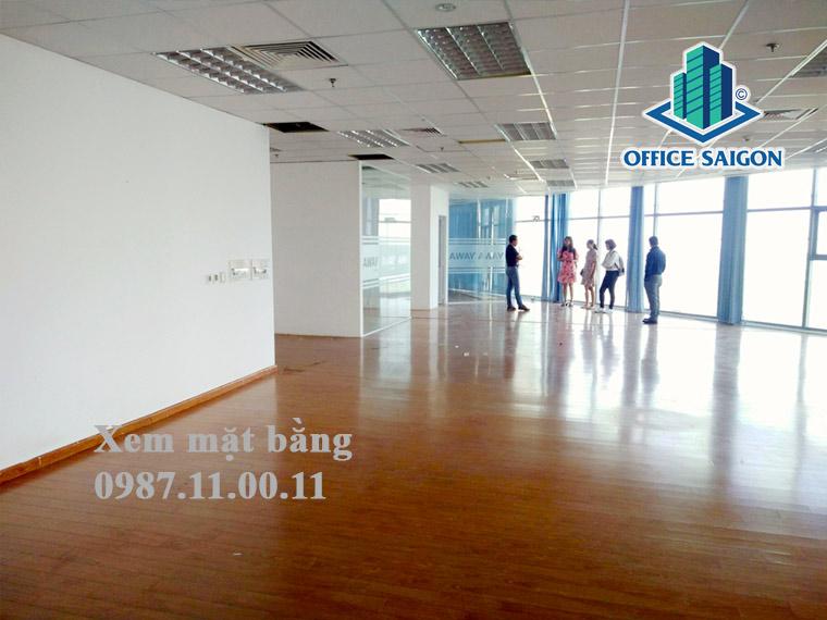 Khách khảo sát mặt bằng trống trước khi thuê tại IPC Building quận 7