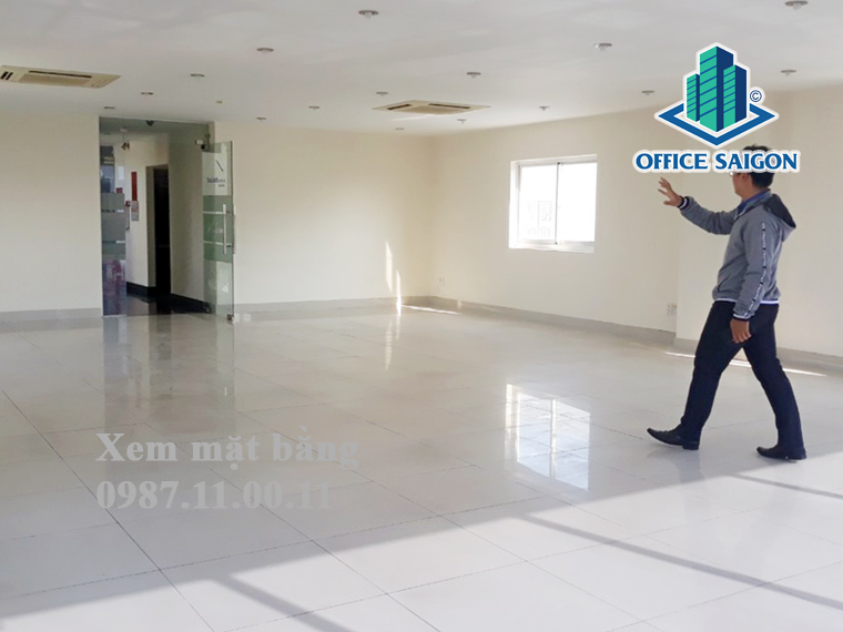 Khách kiểm tra lại mặt bằng trước khi thuê tại Hemera Building quận 7