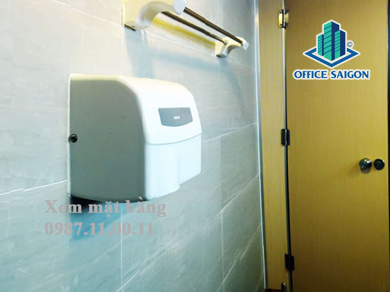 Trang bị toilet hiện đại tại văn phòng cho thuê Bảo Minh Tower quận 3