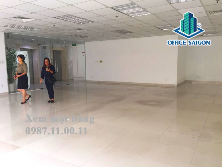 Khách xem mặt bằng thực tế tại Việt Dragon Tower quận 1