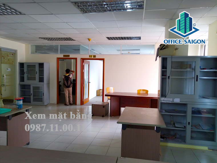 Khách xem mặt bằng thực tế tại Vinacam Building quận 1