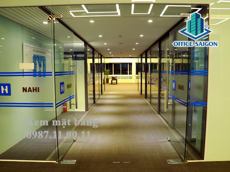 Vách ngăn kính cường lực sang trọng tại văn phòng cho thuê Nahi Building quận 3
