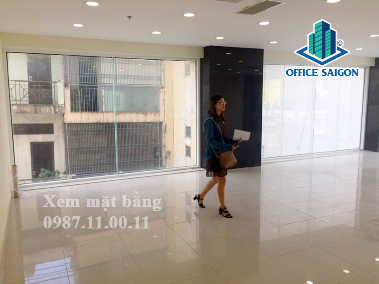 Khách xem mặt bằng thực tế tại tầng 5 văn phòng SGCC Building quận Bình Thạnh