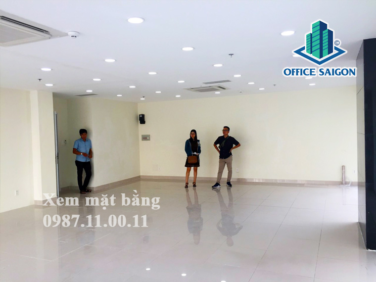 Khách xem mặt bằng thực tế tại SGCC Building quận Bình Thạnh