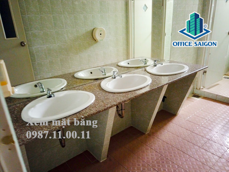 Toilet nam nữ riêng biết tại toà nhà 181 PDL Building quận Phú Nhuận
