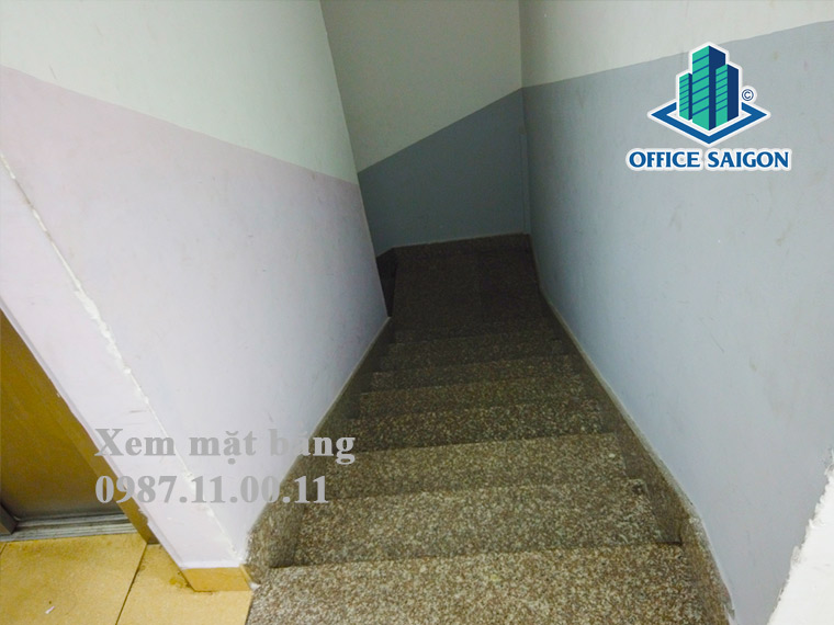 Cầu thang bộ thoát hiểm tại 181 PDL Building quận Phú Nhuận