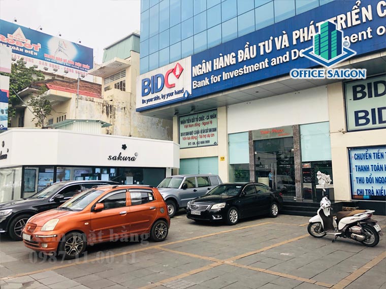 Bãi đậu xe rộng thoáng tại văn phòng cho thuê Jabes 2 Building quận 3