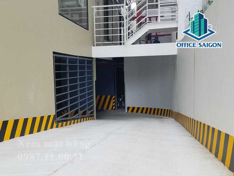 Lối xuống hầm giữ xe văn phòng cho thuê Adelle Building quận Tân Bình