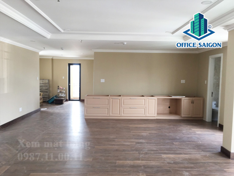 Sàn văn phòng được lát gỗ sang trọng tại Adelle Building quận Tân Bình