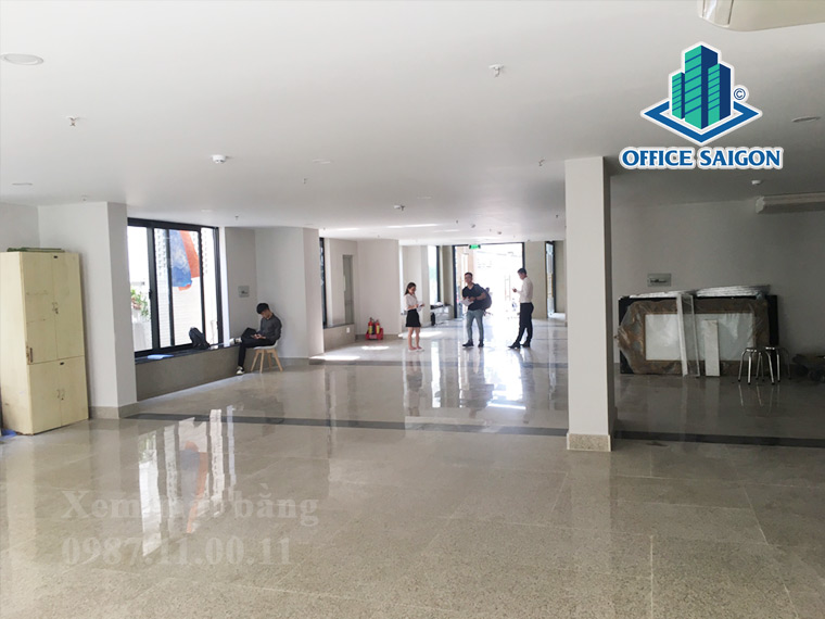 Khách xem mặt bằng tại tầng trệt Adelle Building quận Tân Bình