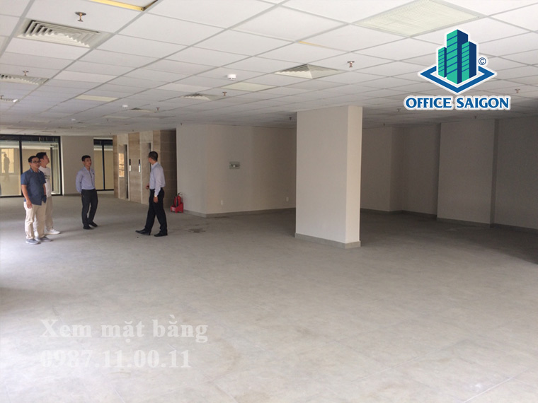 Khách xem mặt bằng thực tế tại toà nhà Adelle Building quận Tân Bình
