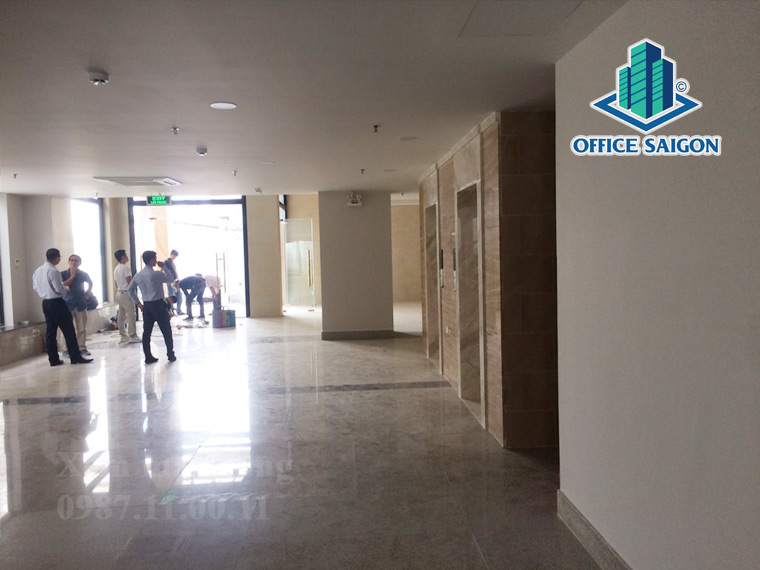Khách xem mặt bằng và chốt hợp đồng tại Adelle Building quận Tân Bình