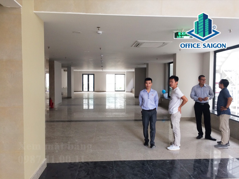 Khách khảo sát mặt bằng tầng 7 tại Adelle Building quận Tân Bình